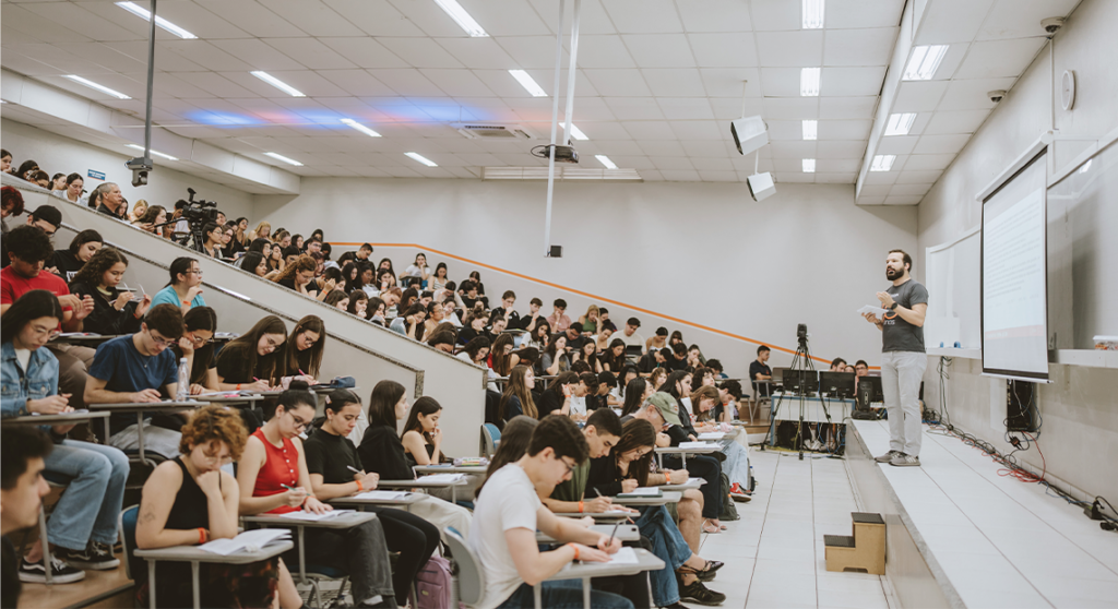 Plantão de véspera e cursos com foco em vestibulares e ENEM marcam a reta final do Sigma em 2026
